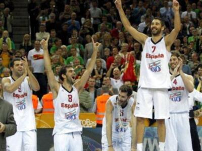 El príncipe Felipe felicita a la selección española de baloncesto en el vestuario tras quedar campeones de Europa por segunda vez consecutiva