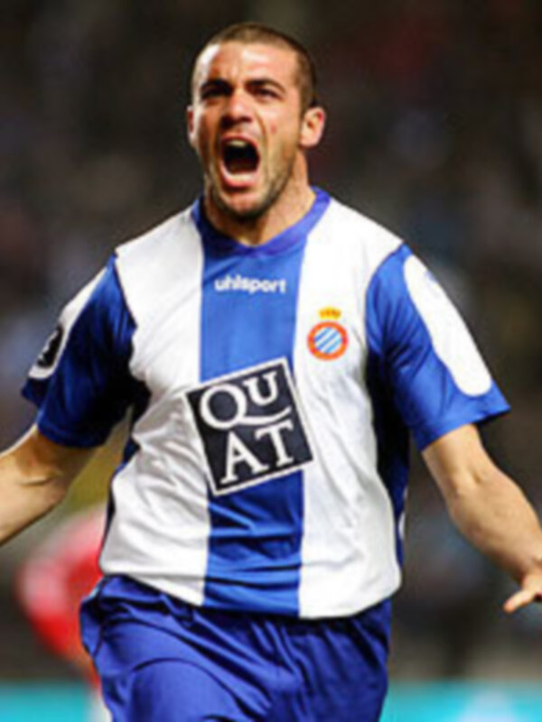 Jugador de fútbol celebrando con energía en el campo, vestido con la camiseta del Real Oviedo.