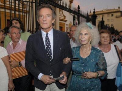 La Duquesa de Alba por primera vez en Sevilla con Alfonso Diez tras dar la noticia de su boda