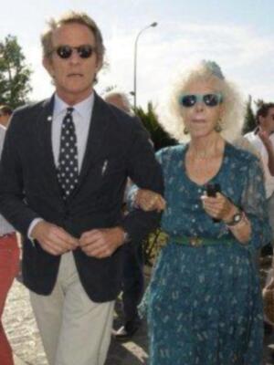 La Duquesa de Alba por primera vez en Sevilla con Alfonso Diez tras dar la noticia de su boda