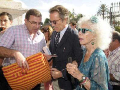 La Duquesa de Alba por primera vez en Sevilla con Alfonso Diez tras dar la noticia de su boda