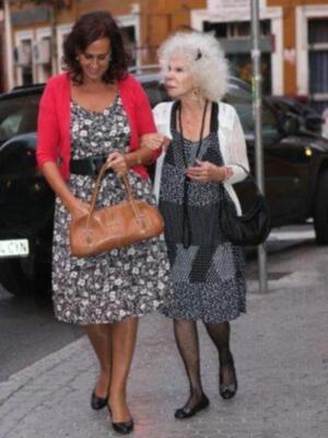 Duquesa de Alba y Carmen Tello en la misa del funeral de la madre de Julio Aparicio