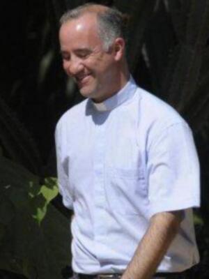 El sacerdote que casará a la duquesa de alba tiene 38 años pertenece a una familia sevillana muy conocida y fue pregonero de la semana santa de Sevilla