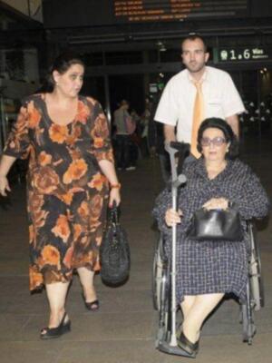 Monserrat obligada a usar silla de ruedas por una caída