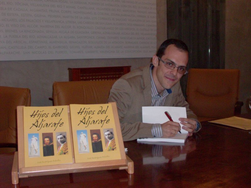 Presentación del libro "Hijos del Aljarafe" en un entorno cultural.