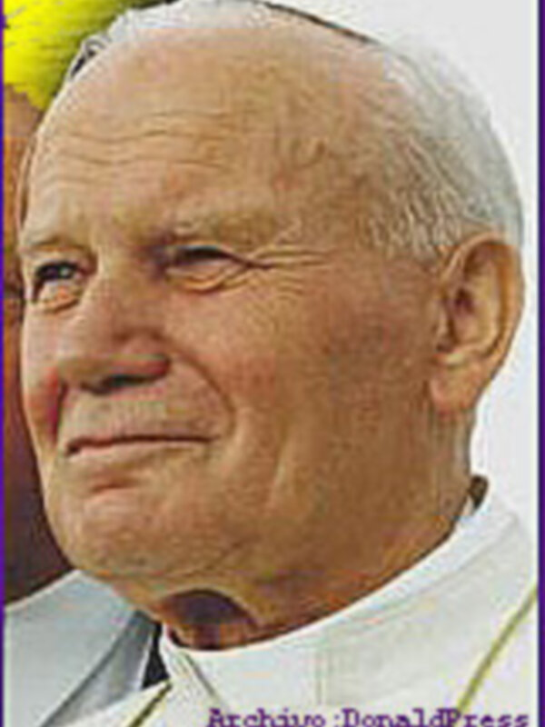 Retrato del Papa Juan Pablo II, con su distintivo hábito clerical y gorra blanca.