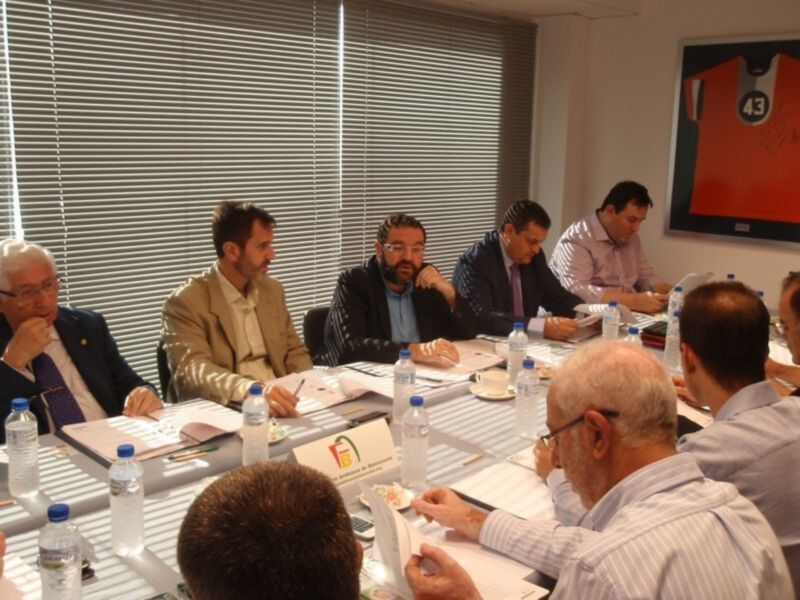 Reunión de negocios en una sala de conferencias con participantes en una mesa redonda.