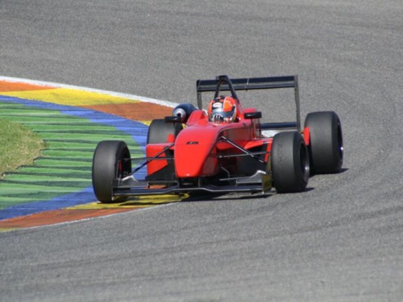 Fórmula 1 en acción en una curva de la pista de carreras.