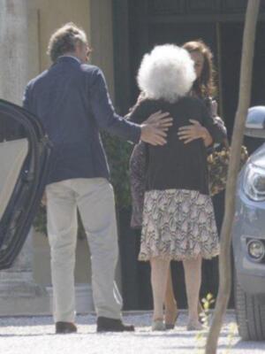 El emotivo reencuentro de los duques de Alba y su madrina Carmen Tello tras la boda
