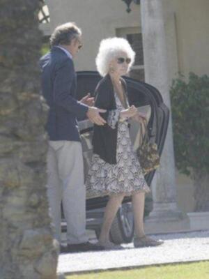 El emotivo reencuentro de los duques de Alba y su madrina Carmen Tello tras la boda