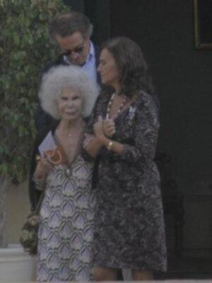 El emotivo reencuentro de los duques de Alba y su madrina Carmen Tello tras la boda