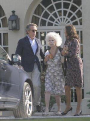 El emotivo reencuentro de los duques de Alba y su madrina Carmen Tello tras la boda