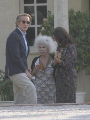 El emotivo reencuentro de los duques de Alba y su madrina Carmen Tello tras la boda