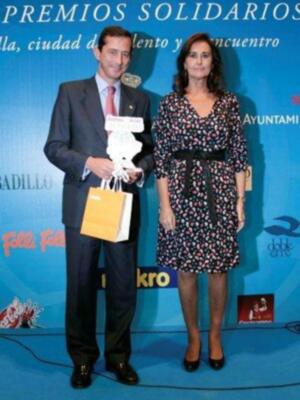 La duquesa de Alba asiste a su primera acto público tras su boda acompañada de Carmen Tello