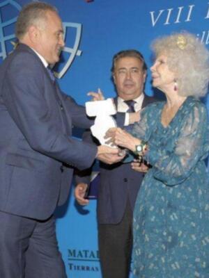 La duquesa de Alba asiste a su primera acto público tras su boda acompañada de Carmen Tello