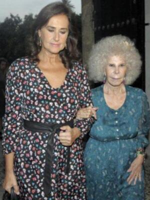 La duquesa de Alba asiste a su primera acto público tras su boda acompañada de Carmen Tello