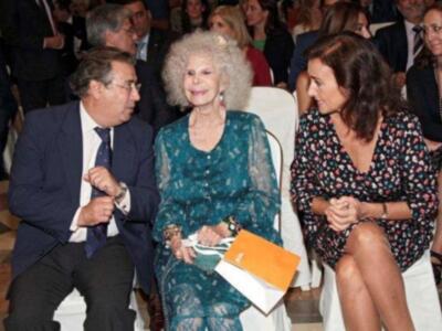 La duquesa de Alba asiste a su primera acto público tras su boda acompañada de Carmen Tello