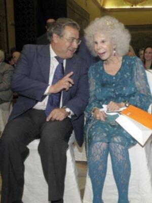 La duquesa de Alba asiste a su primera acto público tras su boda acompañada de Carmen Tello