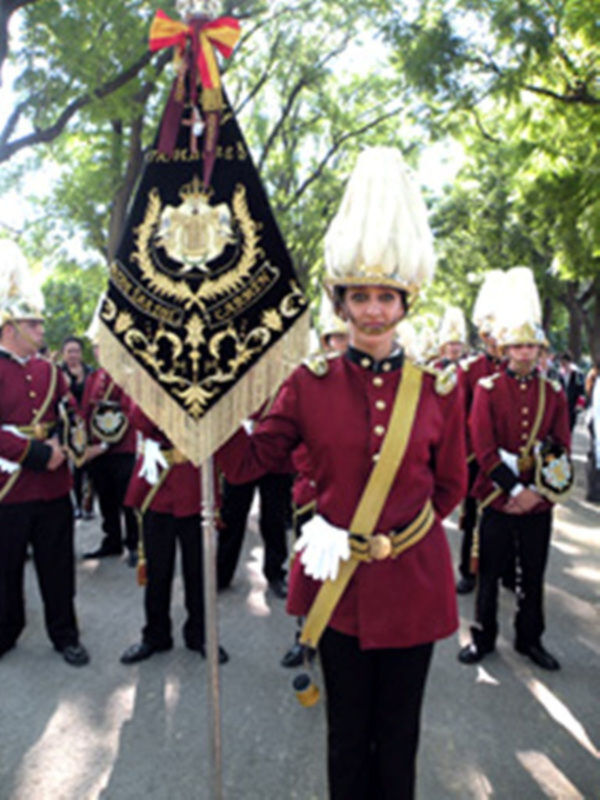 Uniformada de honor con estandarte en una procesión o ceremonia oficial
