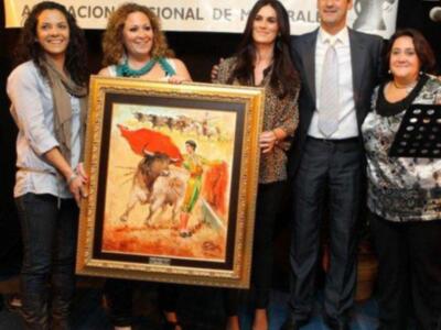 Jesulín de Ubrique, improvisado y risueño fotógrafo, homenajeado en Coria (Cáceres) por los mayorales y trabajadores del campo bravo