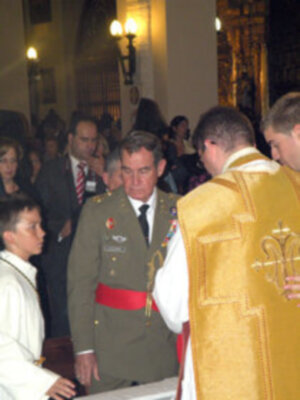  Galeria de la Solemne Función Eucarística, donde se procedió a la imposición del Fajín del Rey Juan Carlos I, a la Soledad de Alcalá del Río.