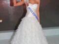 Miss España 2011 en vestido blanco de plumas, con corona y sash