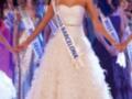 Miss Barcelona en un vestido blanco con plumas, rodeada de otras concursantes en trajes de gala.