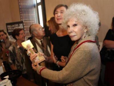 La duquesa de alba inaugura una exposición sobre moda con los trajes que ha lucido a lo largo de su vida