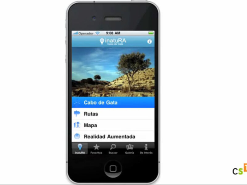 Captura de pantalla de una aplicación de realidad aumentada llamada 'inatuRA' que muestra una vista de la costa de Gata, con opciones para explorar rutas y ver un mapa.