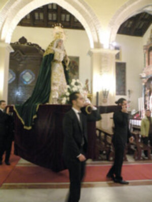 Solemne procesión claustral con la imagen de Ntra. Sra. de la Esperanza, por las naves de la parroquia de Sta. María de la Asunción de Alcalá del Río (Sevilla)