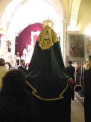 Solemne procesión claustral con la imagen de Ntra. Sra. de la Esperanza, por las naves de la parroquia de Sta. María de la Asunción de Alcalá del Río (Sevilla)