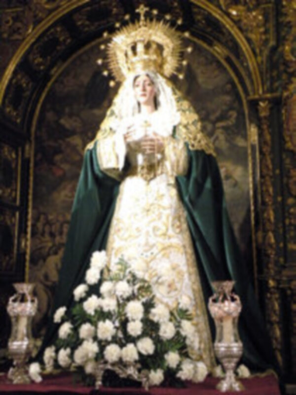 Procesión claustral de la virgen de la Esperanza de la Hermandad de Jesús Nazareno de Alcalá del Río.