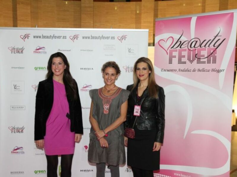 Tres mujeres posan juntas en un evento de belleza en Andalucía, promovido por Beauty Fever.