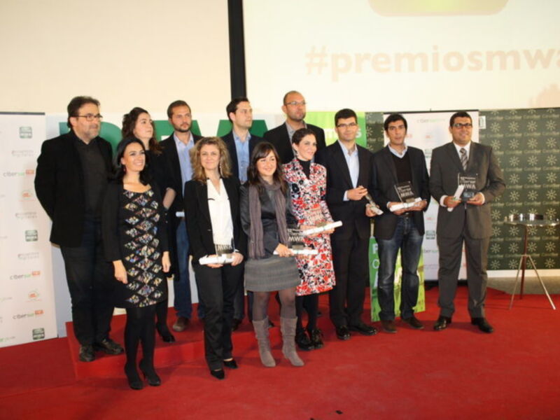 Ganadores de los Premios Iberoamericanos de la Música en una ceremonia celebrativa en un escenario con un fondo verde y blanco con el hashtag #premiosiosmwa.