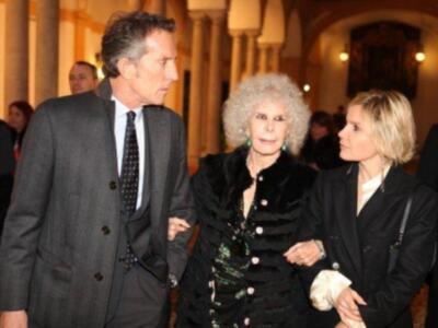 La duquesa de Alba presenta por fin sus memorias con su marido y tres de sus hijos