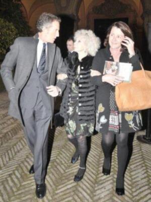 La duquesa de Alba presenta por fin sus memorias con su marido y tres de sus hijos