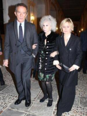 La duquesa de Alba presenta por fin sus memorias con su marido y tres de sus hijos