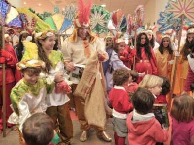 Manuel Díaz El Cordobés  ejerce de cartero real para los niños enfermos de Sevilla