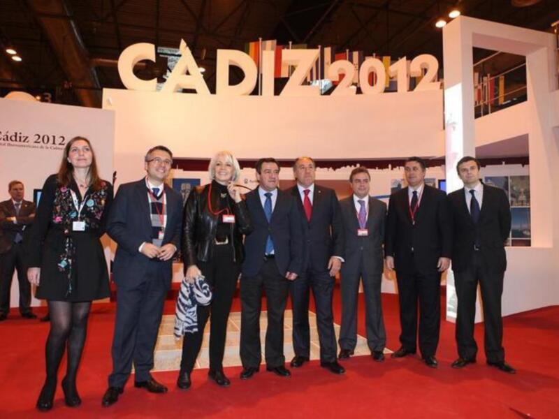Participantes en la Feria de Turismo de Cádiz 2012, posando en el stand de la ciudad.