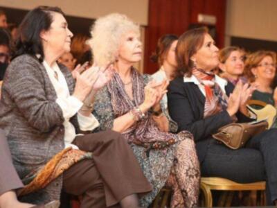 La duquesa de Alba, incansable, presidió desfile de trajes de flamenca a beneficio de nuevo futuro en Sevilla