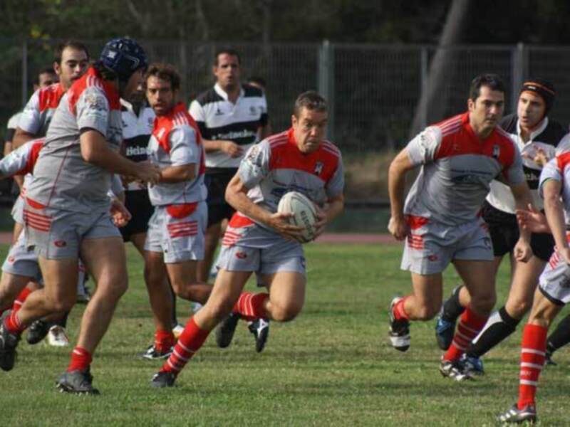 Jugadores de rugby en acción durante un partido en el campo.
