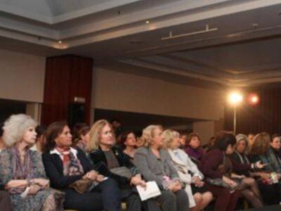 La duquesa de Alba, incansable, presidió desfile de trajes de flamenca a beneficio de nuevo futuro en Sevilla
