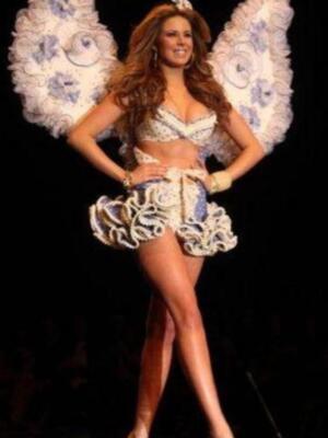 Miss España 2011 Andrea Huisgen; una catalana vestida de flamenco sexy por primera vez 