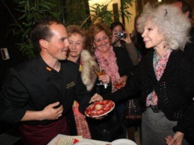 La duquesa de Alba preside desfile benéfico para la esclerosis múltiple