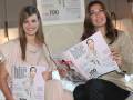 Dos mujeres presentan revistas 'BBC' en un evento de moda.