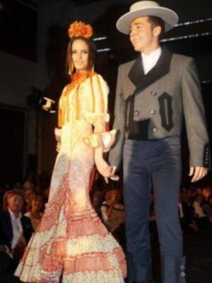 Gloria Camila cumple 16 años sobre la pasarela ante la orgullosa mirada de su padre y su hermano que regreso de Irlanda