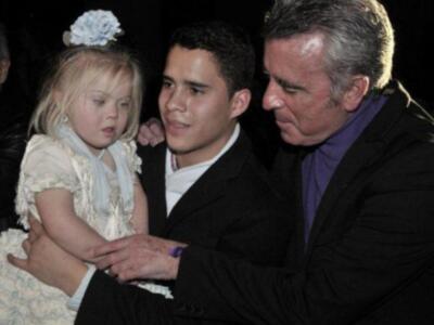 Gloria Camila cumple 16 años sobre la pasarela ante la orgullosa mirada de su padre y su hermano que regreso de Irlanda