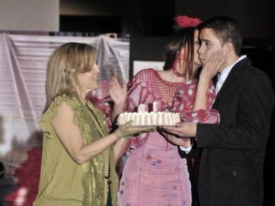 Gloria Camila cumple 16 años sobre la pasarela ante la orgullosa mirada de su padre y su hermano que regreso de Irlanda