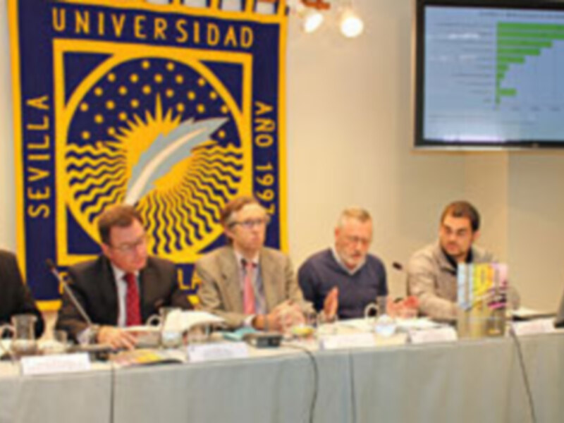 Conferencia de prensa en la Universidad de Sevilla con representantes de diferentes instituciones.