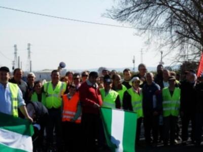 La Coalición partido Andalucista-Compromiso con Lora realizó la marcha reivindicativa por el arreglo de la carretera del veredón